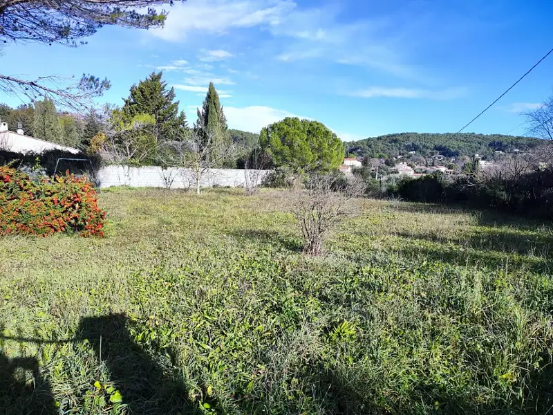 Terrain à bâtir, 800 m² - Villecroze (83690)