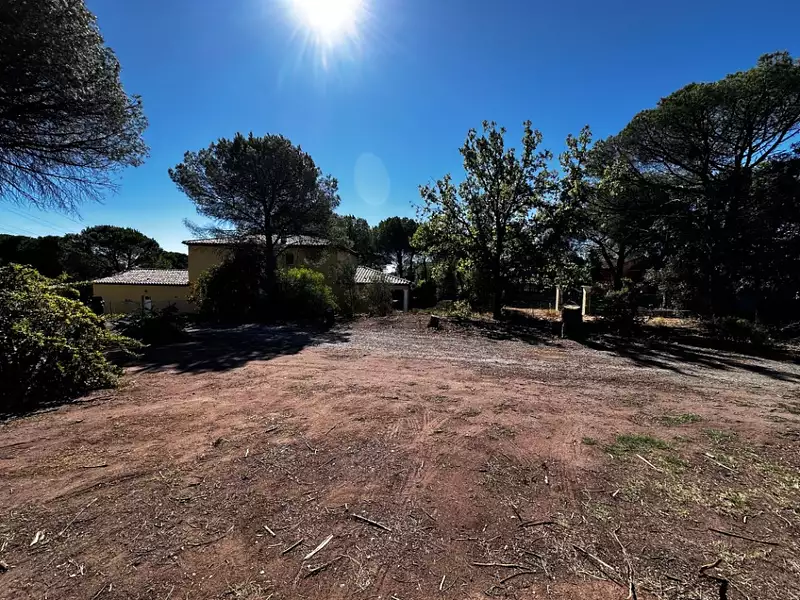 Terrain à bâtir, 600 m² - Fréjus (83600)