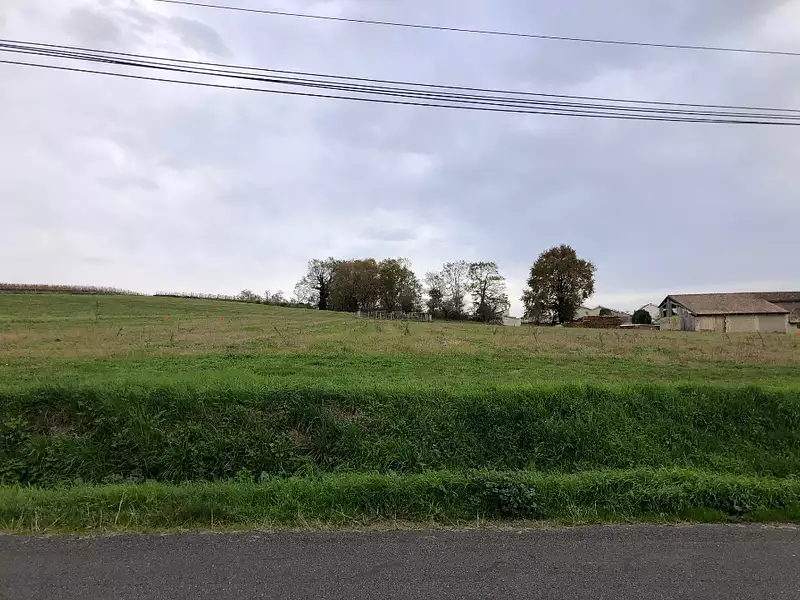 Terrain à bâtir, 1 074 m² - Saint-Savin (33920)