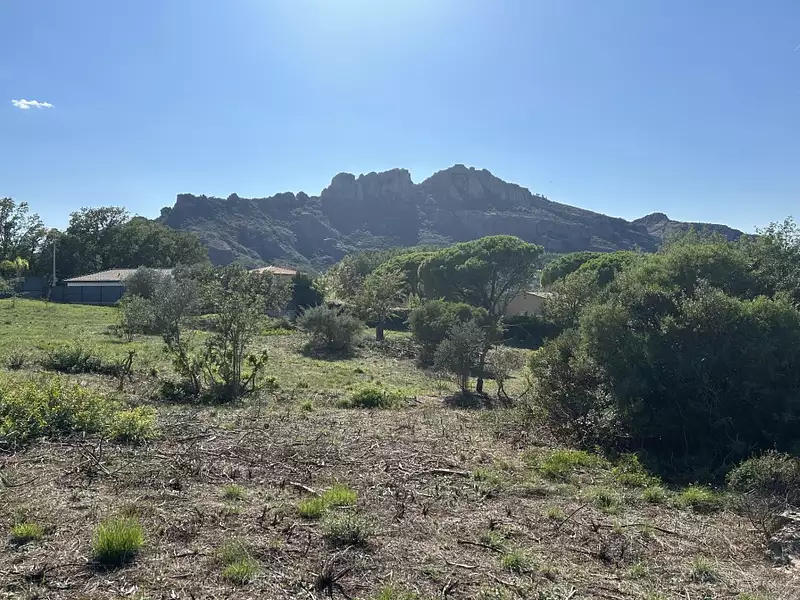 Terrain à bâtir, 692 m² - Roquebrune-sur-Argens (83520)