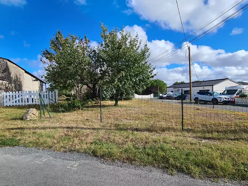 Terrain à bâtir, 750 m² - Saint-Sulpice-d'Arnoult (17250)