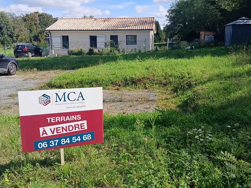 Terrain à bâtir, 800 m² - Bourg (33710)