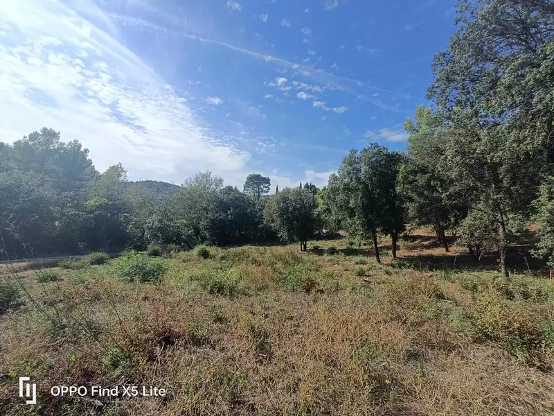 Terrain à bâtir, 930 m² - Taradeau (83460)