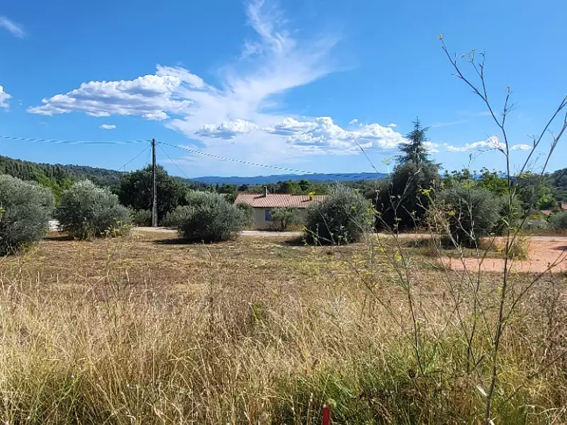 Terrain à bâtir, 700 m² - Barjols (83670)