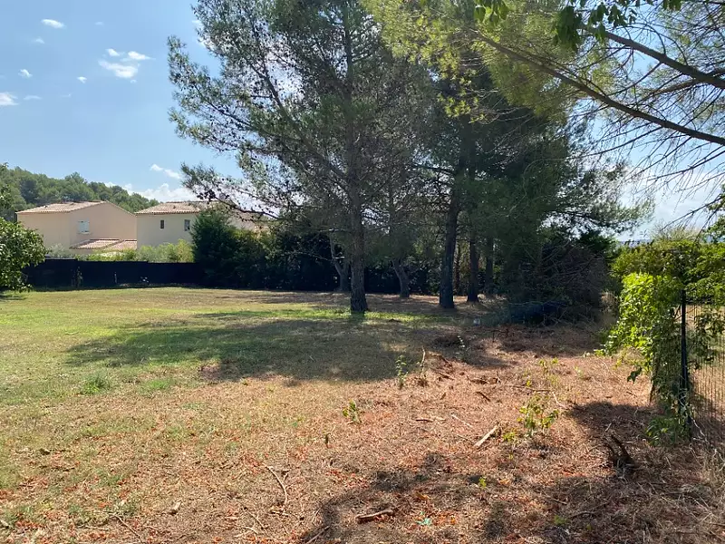 Terrain à bâtir, 700 m² - Lauris (84360)