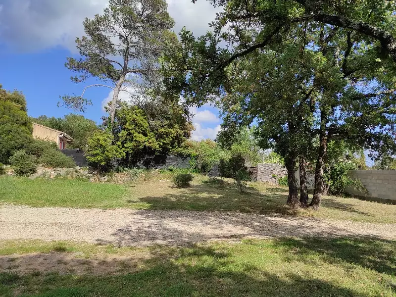 Terrain à bâtir, 750 m² - Garéoult (83136)