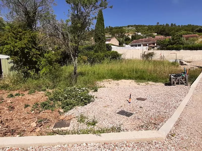 Terrain à bâtir, 660 m² - Cabasse (83340)