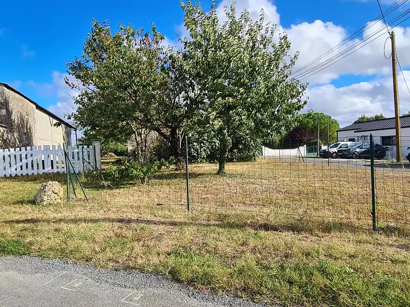 Terrain à bâtir, 750 m² - Saint-Sulpice-d'Arnoult (17250)