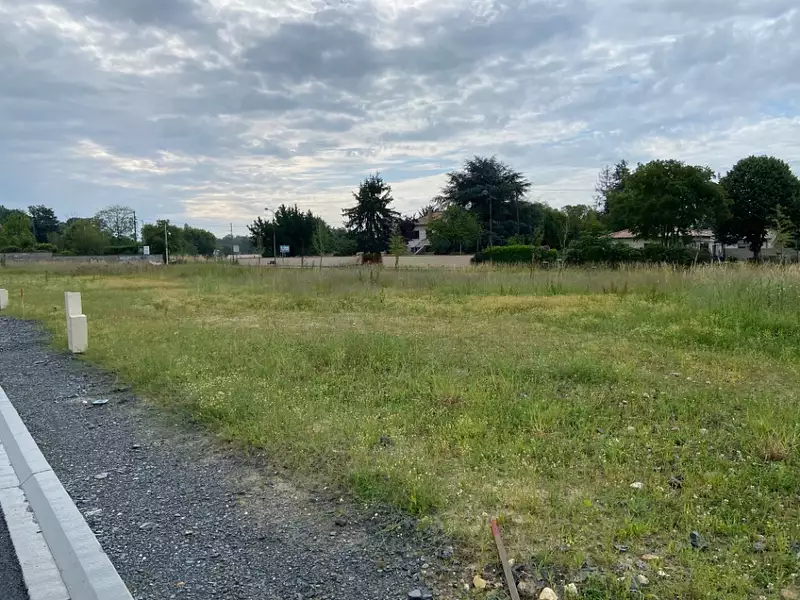 Terrain à bâtir, 790 m² - Saint-Savin (33920)