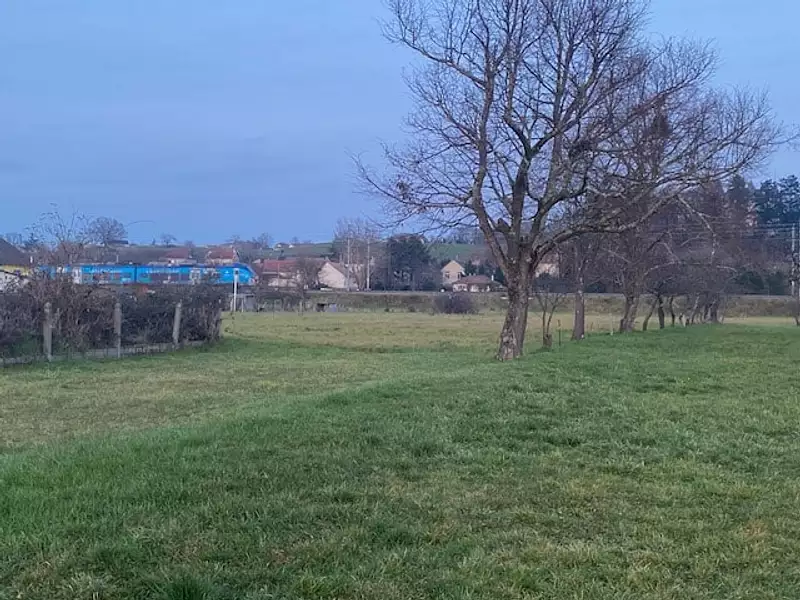 Terrain à bâtir, 1 809 m² - Varennes-sur-Allier (03150)