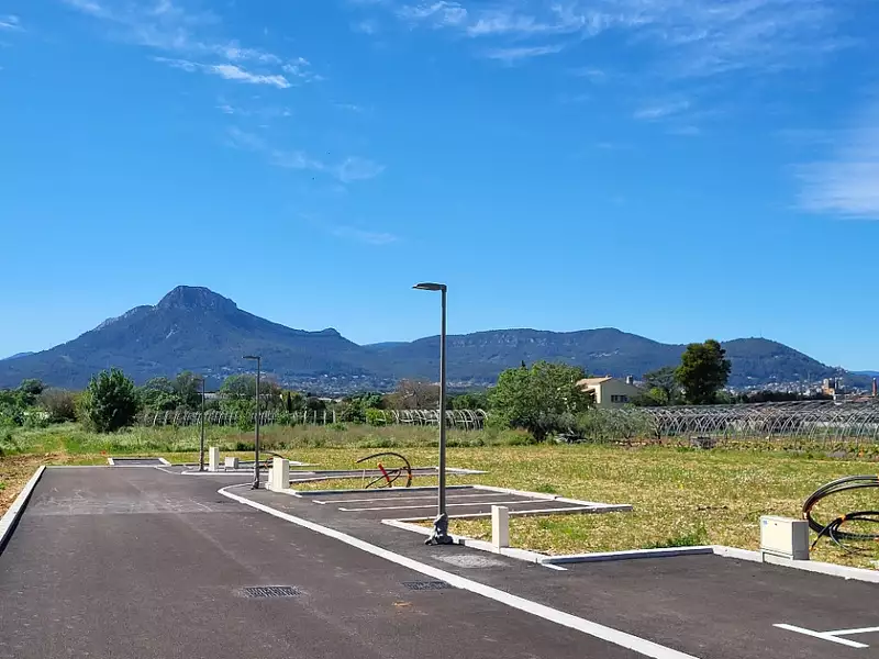 Terrain à bâtir, 640 m² - La Crau (83260)