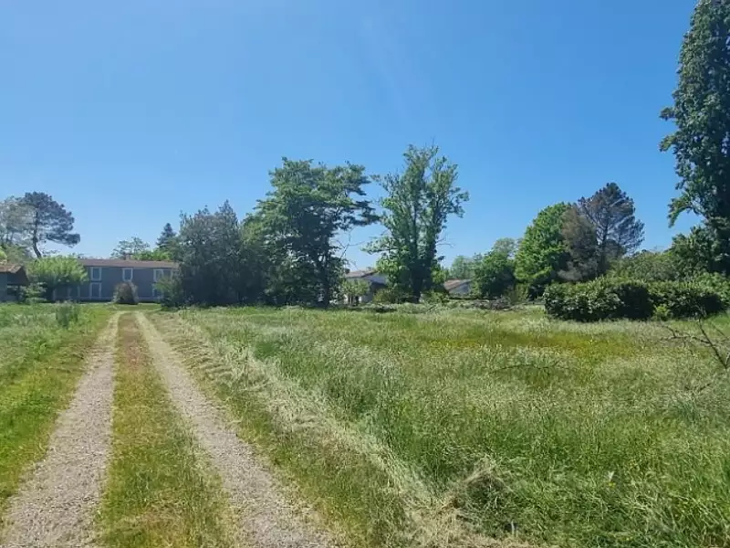 Terrain à bâtir, 605 m² - Landiras (33720)