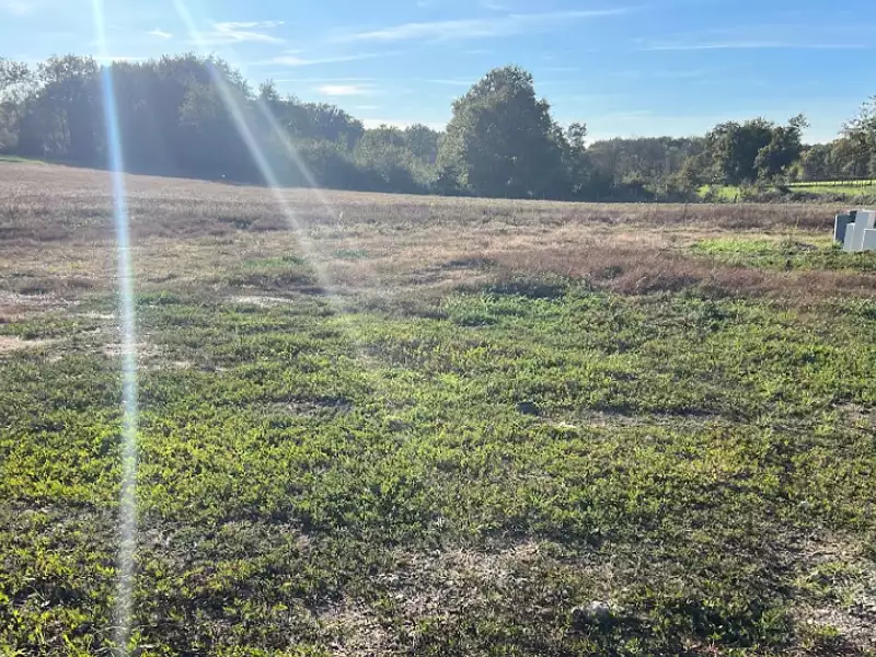 Terrain à bâtir, 603 m² - Attignat (01340)