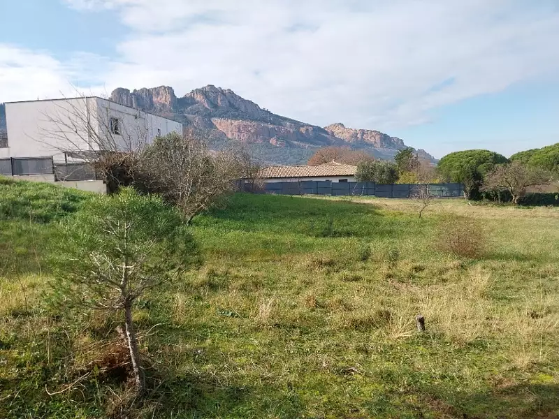 Terrain à bâtir, 813 m² - Roquebrune-sur-Argens (83520)
