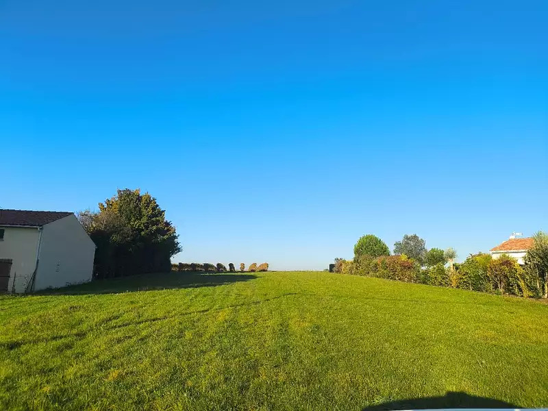 Terrain à bâtir, 800 m² - Salles-d'Angles (16130)