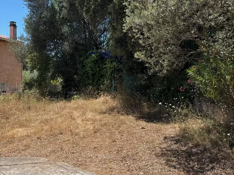 Terrain à bâtir, 700 m² - Pignans (83790)