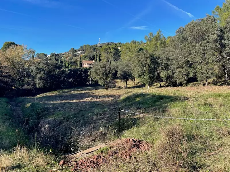 Terrain à bâtir, 930 m² - Taradeau (83460)
