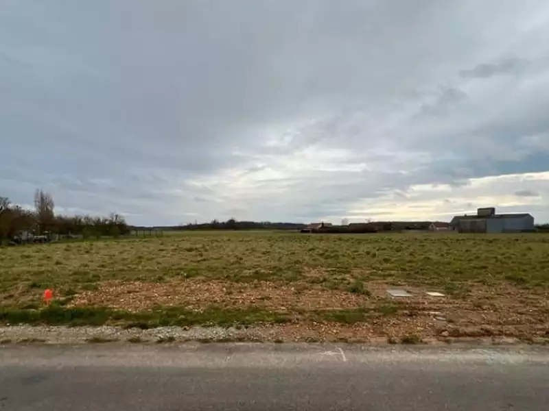Terrain à bâtir, 1 852 m² - Le Chesne (27160)