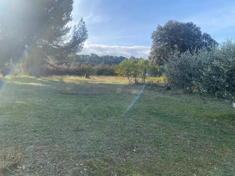 Terrain à bâtir, 775 m² - Charleval (13350)