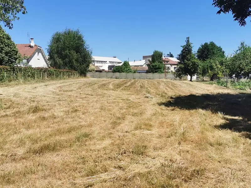 Terrain à bâtir, 1 983 m² - Le Mayet-de-Montagne (03250)