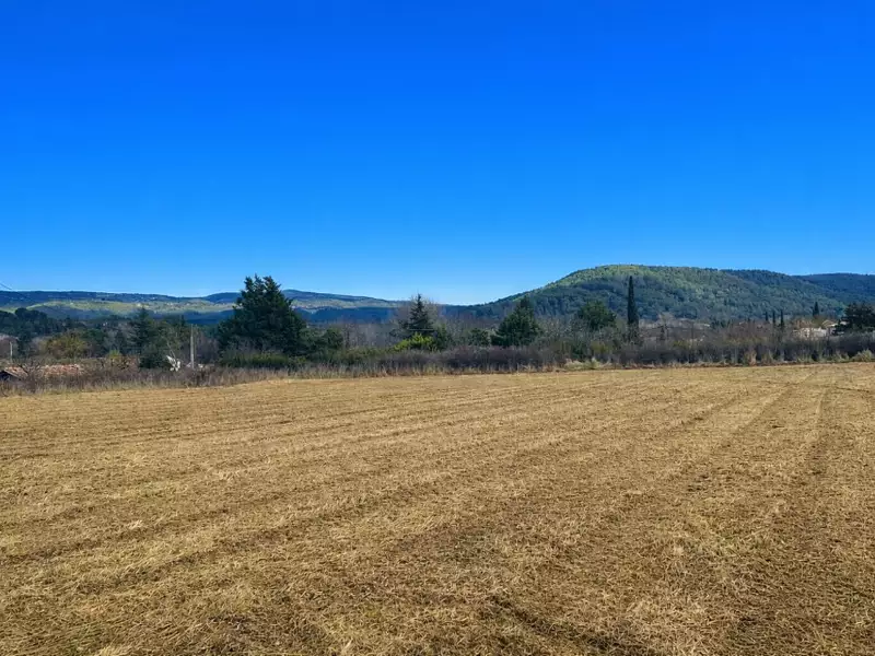 Terrain à bâtir, 832 m² - Salernes (83690)