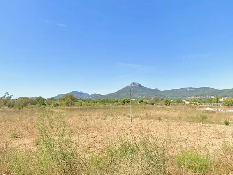 Terrain à bâtir, 750 m² - La Crau (83260)