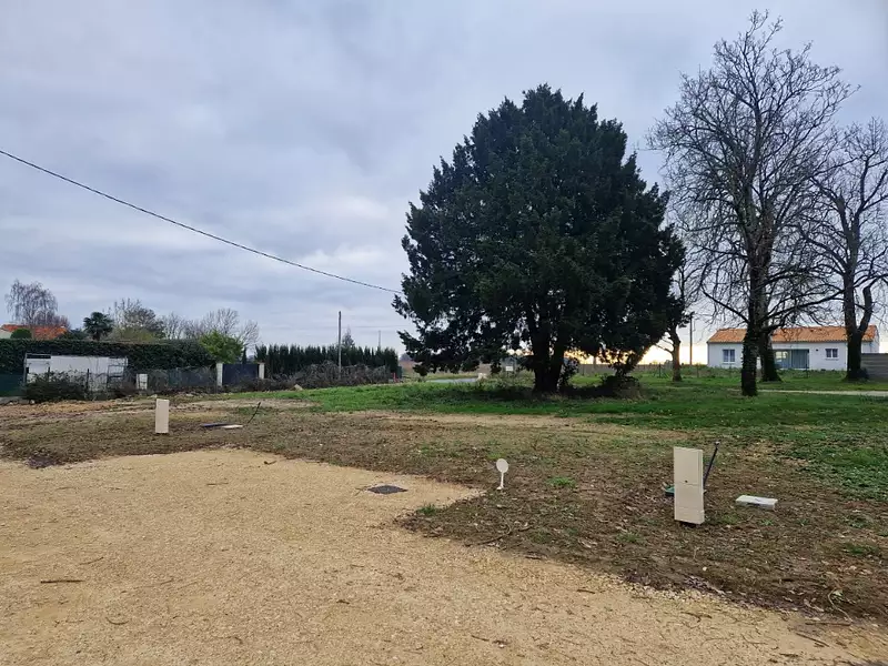 Terrain à bâtir, 430 m² - Gémozac (17260)