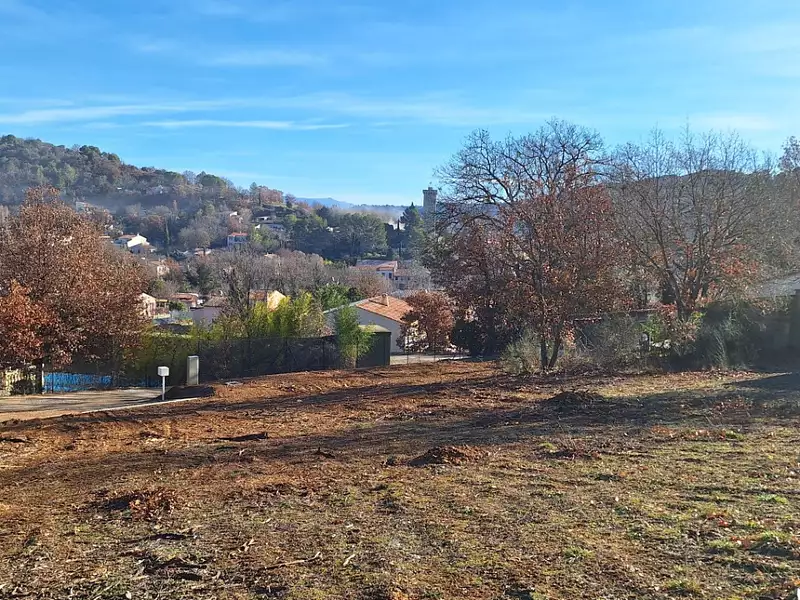 Terrain à bâtir, 748 m² - Saint-Martin-de-Brômes (04800)
