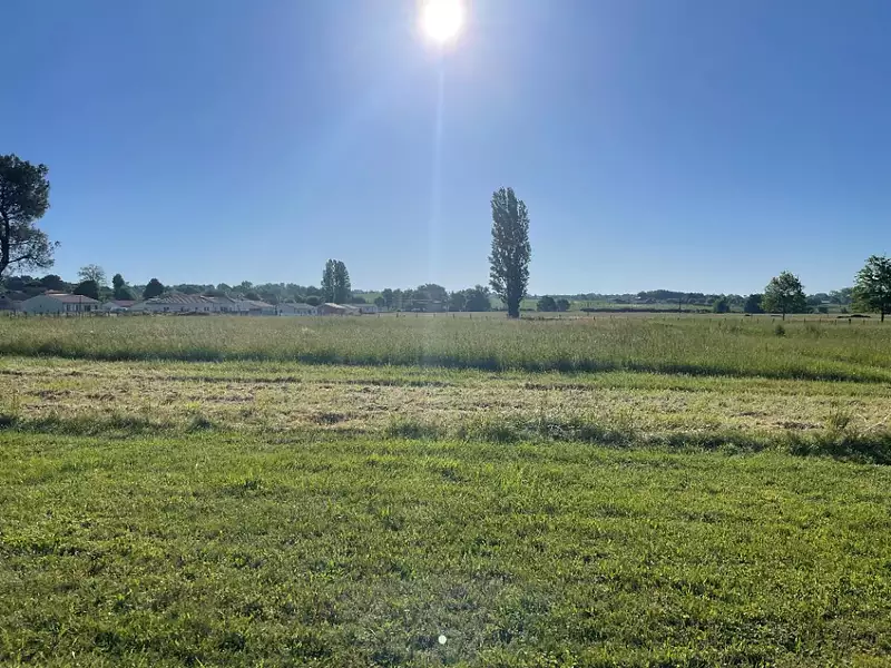 Terrain à bâtir, 700 m² - Eyrans (33390)