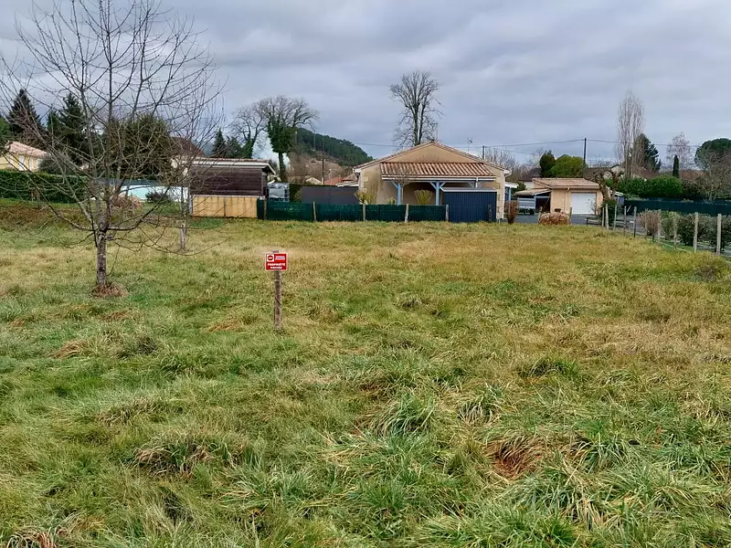 Terrain à bâtir, 800 m² - Neuvic (24190)