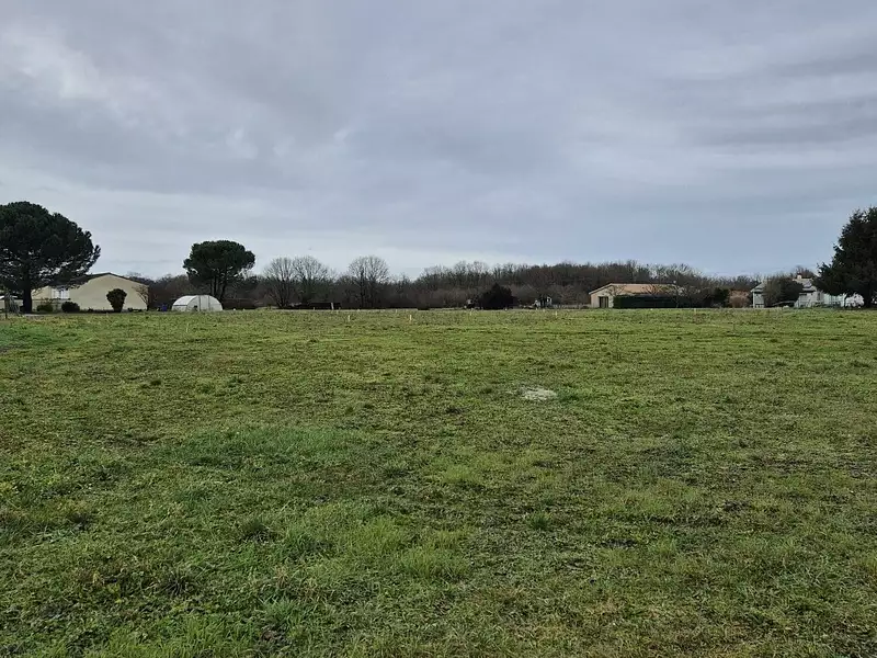Terrain à bâtir, 1 700 m² - Valence-en-Poitou (86700)