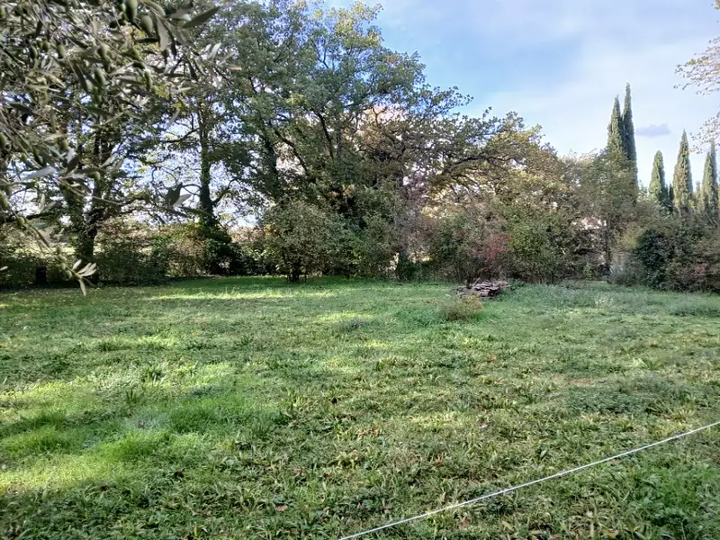Terrain à bâtir, 577 m² - La Tour-d'Aigues (84240)