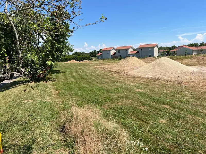 Terrain à bâtir, 713 m² - Sandrans (01400)