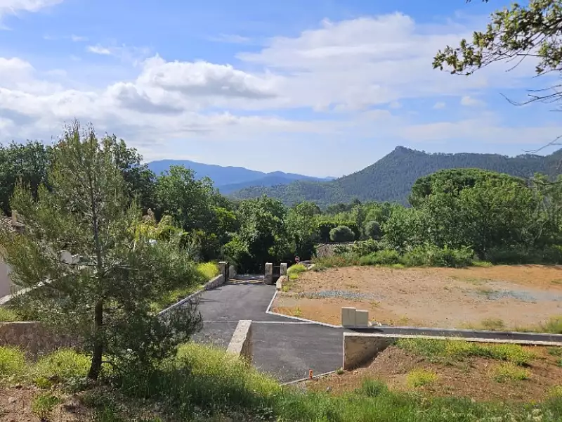 Terrain à bâtir, 1 141 m² - Bagnols-en-Forêt (83600)
