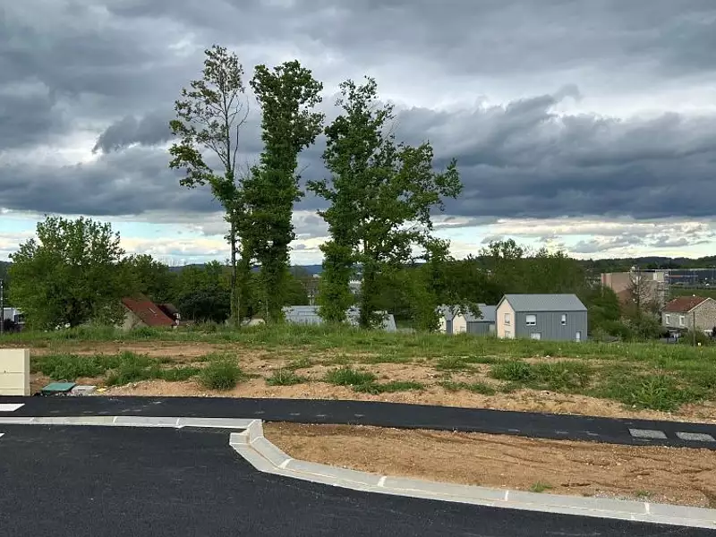Terrain à bâtir, 555 m² - Saint-Pantaléon-de-Larche (19600)