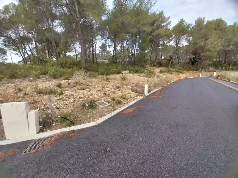 Terrain à bâtir, 680 m² - Salernes (83690)