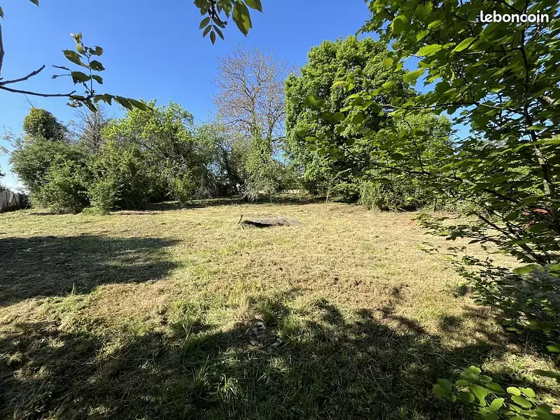 Terrain à bâtir, 850 m² - Foëcy (18500)