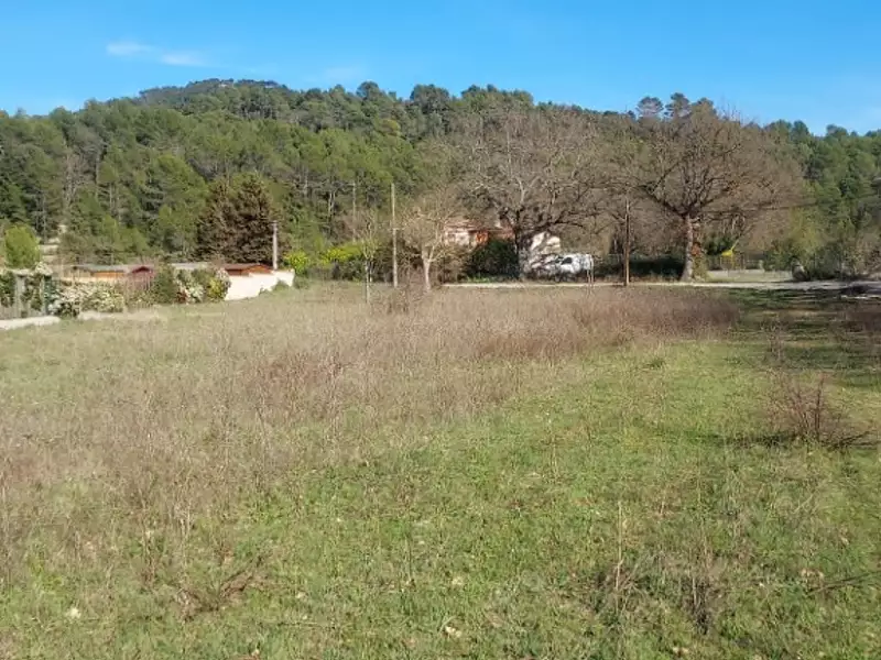 Terrain à bâtir, 800 m² - Montmeyan (83670)