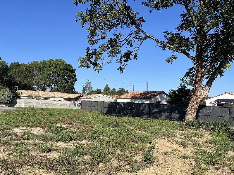 Terrain à bâtir, 587 m² - Peujard (33240)