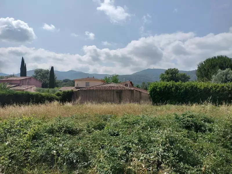 Terrain à bâtir, 816 m² - Gonfaron (83590)