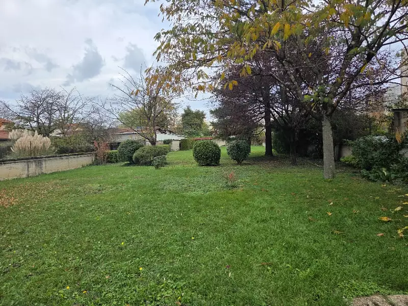 Terrain à bâtir, 555 m² - Vaulx-en-Velin (69120)