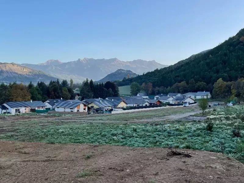 Terrain à bâtir, 695 m² - Saint-Etienne-le-Laus (05130)