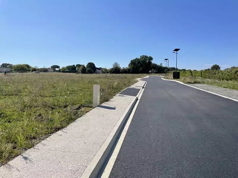 Terrain à bâtir, 700 m² - Saint-Germain-du-Puch (33750)