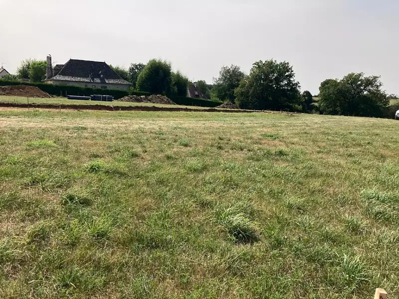 Terrain à bâtir, 833 m² - Arpajon-sur-Cère (15130)