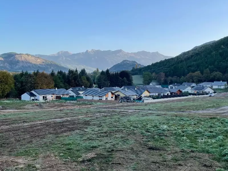 Terrain à bâtir, 695 m² - Saint-Etienne-le-Laus (05130)