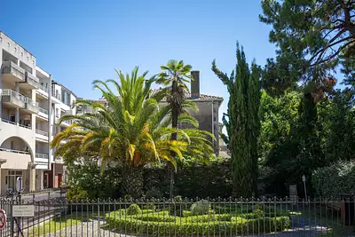 LE CASTELNAU - PARKING