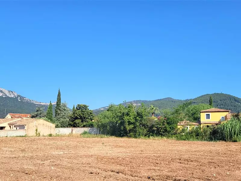 Terrain à bâtir, 705 m² - La Farlède (83210)