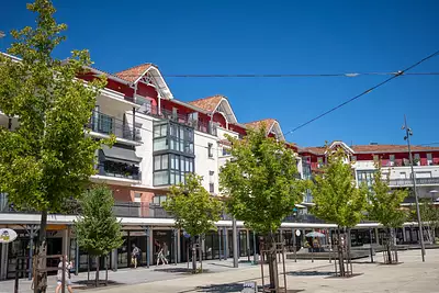 LE CASTELNAU - PARKING