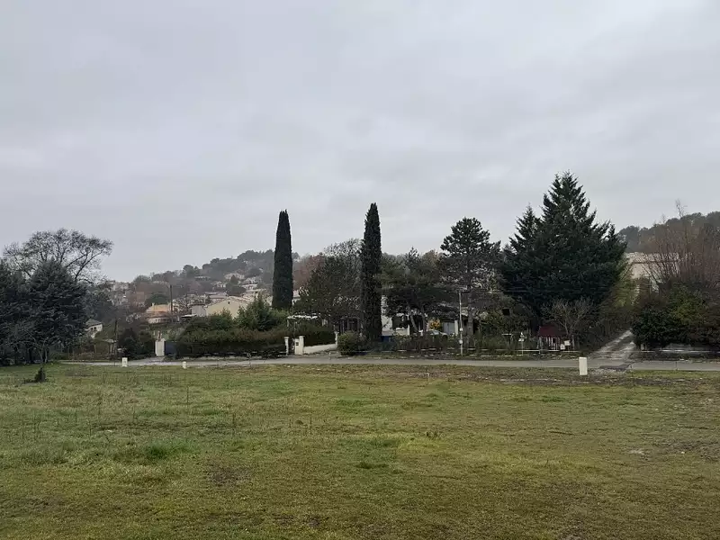 Terrain à bâtir, 811 m² - Pierrevert (04860)