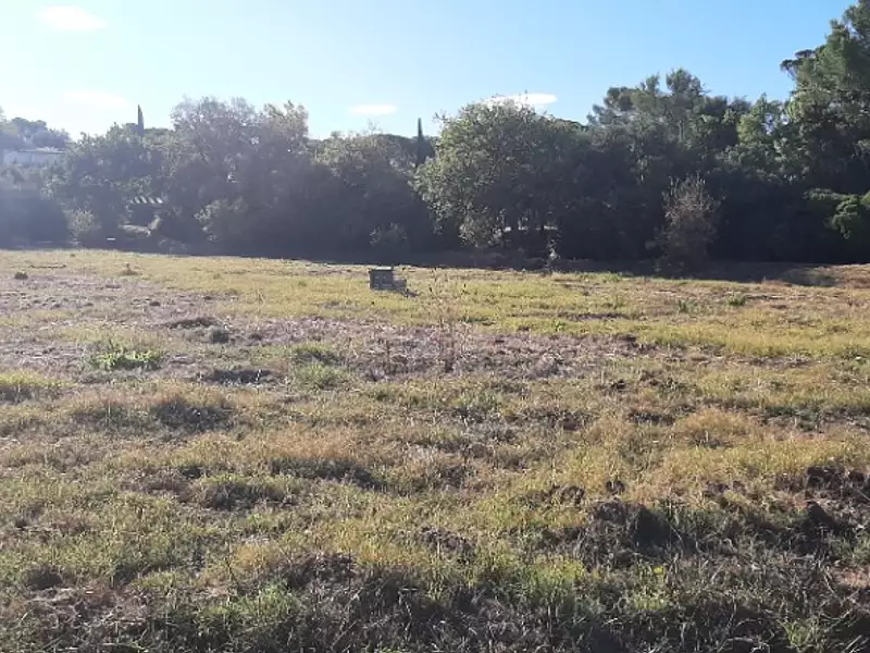 Terrain à bâtir, 533 m² - Bagnols-en-Forêt (83600)
